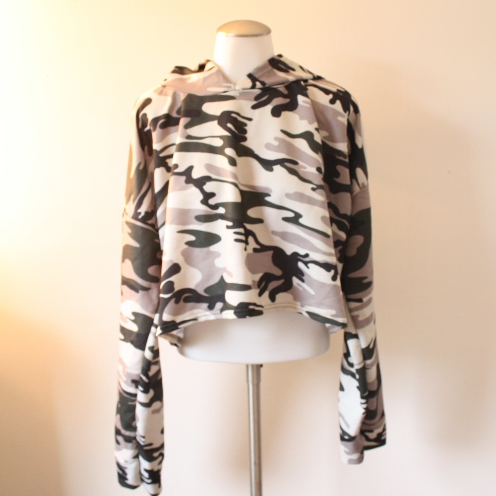 ⚡️BLACK FRI SALE NWT BooHoo Size 20 Camo Crop top